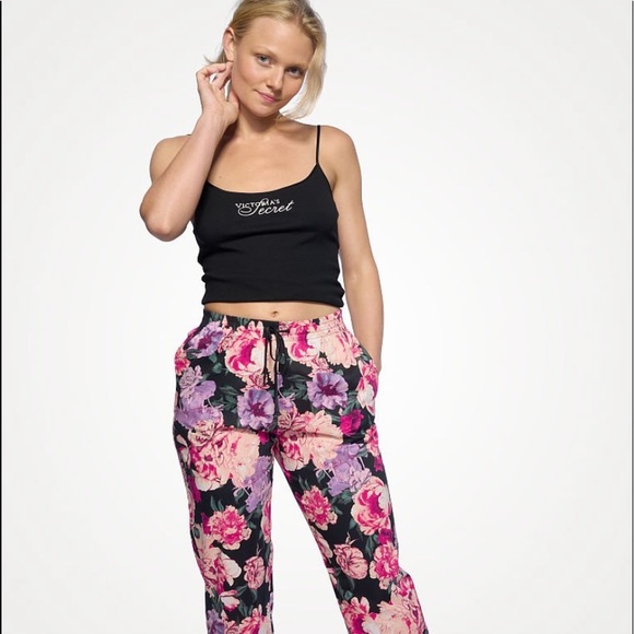 Victoria's Secret Tops - NWT Victoria’s Secret crop tank black XL